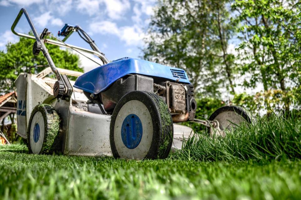 Jak kosić trawnik – Zestaw przydatnych wskazówek jak należy kosić trawę